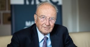 Ex-Verteidigungsminister Scholz bezichtigt Merkel des Grundgesetz-Bruchs und lobt AfD