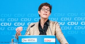 Nach Fahnenflucht der Flinten-Uschi: AKK übernimmt als Verteidigungsministerin deren Schlachtfeld