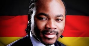 Es gibt auch deutsche Patrioten aus Afrika: Schwarz und schwarz-rot-gold (COMPACT-Digital+)