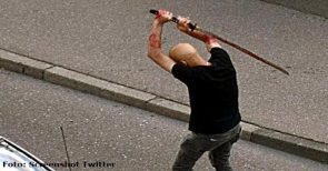 Justiz fürchtet um das Leben des Schwertkillers, verlegt ihn in Psychiatrie