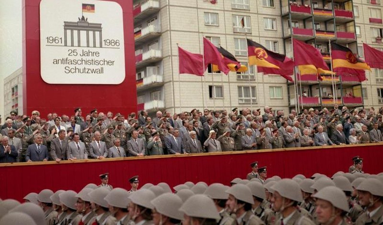 bundesarchiv_bild_183-1986-0813-460_berlin_parade_von_kampfgruppen_zum_mauerbau_Easy-Resize.com_.jpg