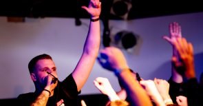 Bei Chris Ares – auf dem Konzert, das der Staat gern verhindert hätte