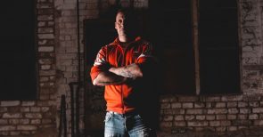 Patriotische Rockmusik: Sacha Korn ist mit „Unsere Kraft“ am Start – und unterstützt die junge Gegenkultur