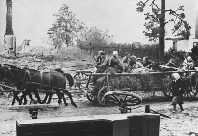 Bundesarchiv_Bild_175-S00-00326_Fl%C3%BCchtlinge_aus_Ostpreu%C3%9Fen_auf_Pferdewagen.jpg