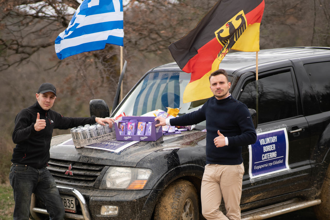 Wie sich die IB mit den griechischen Grenzschützern solidarisiert hat COMPACT Wie sich die IB mit den griechischen Grenzschützern solidarisiert hat COMPACT