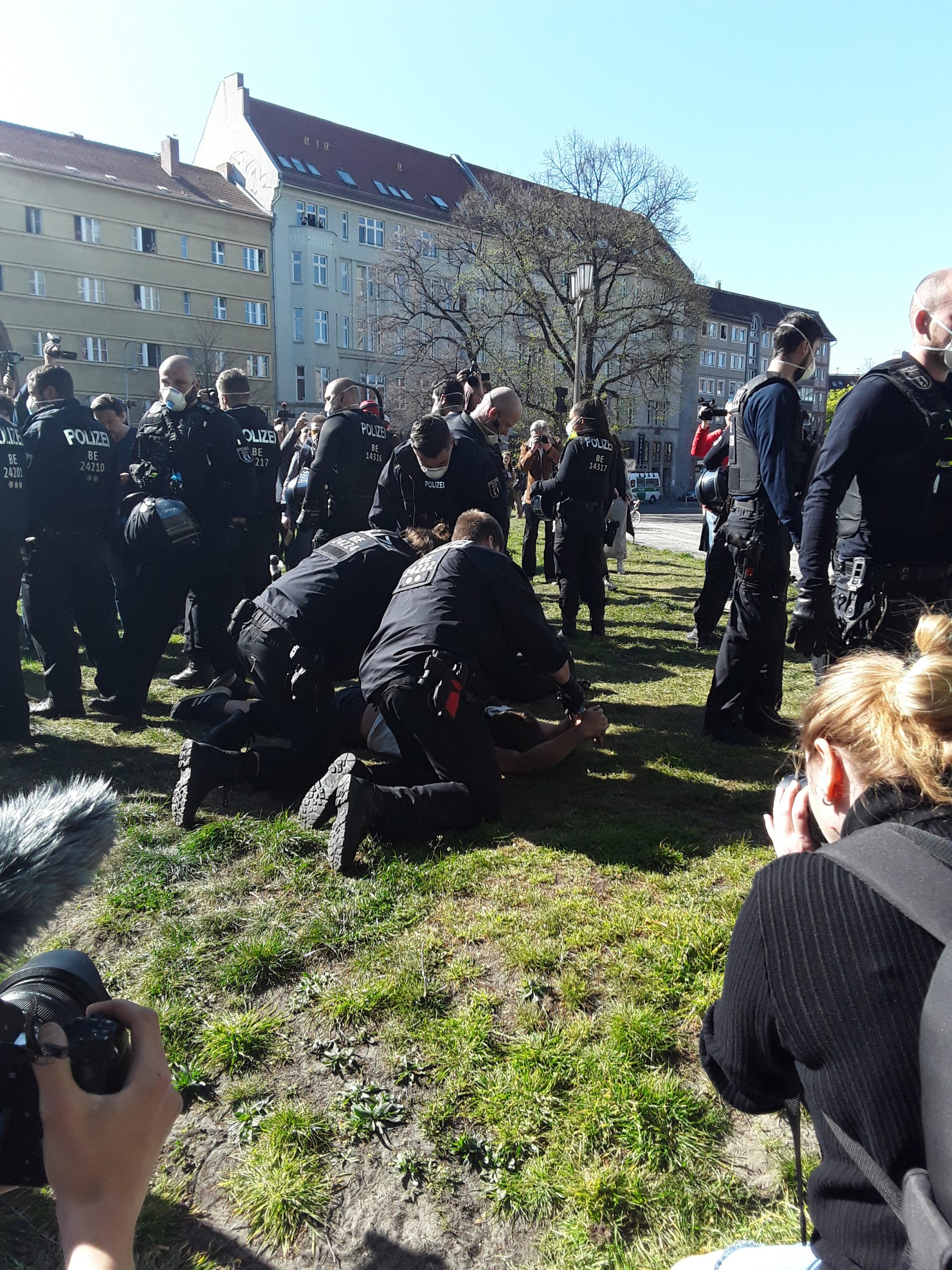 Demo gegen Corona-Lockdown: Scharfes Vorgehen der Polizei gegen friedliche Demonstranten