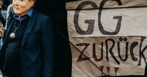 19 Uhr: Die Anti-Coronadiktatur-Demo in Berlin läuft noch – trotz „Abbruch“