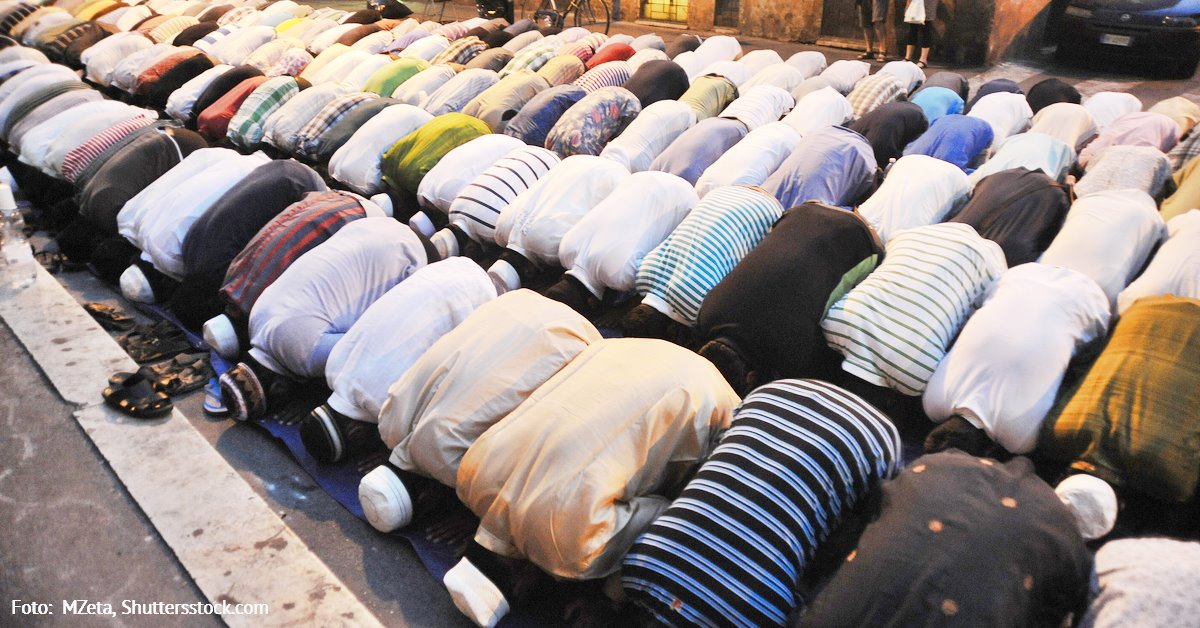 Versammlungsverbot? Nicht für Muslime: 300 beteten vor Berliner Moschee!