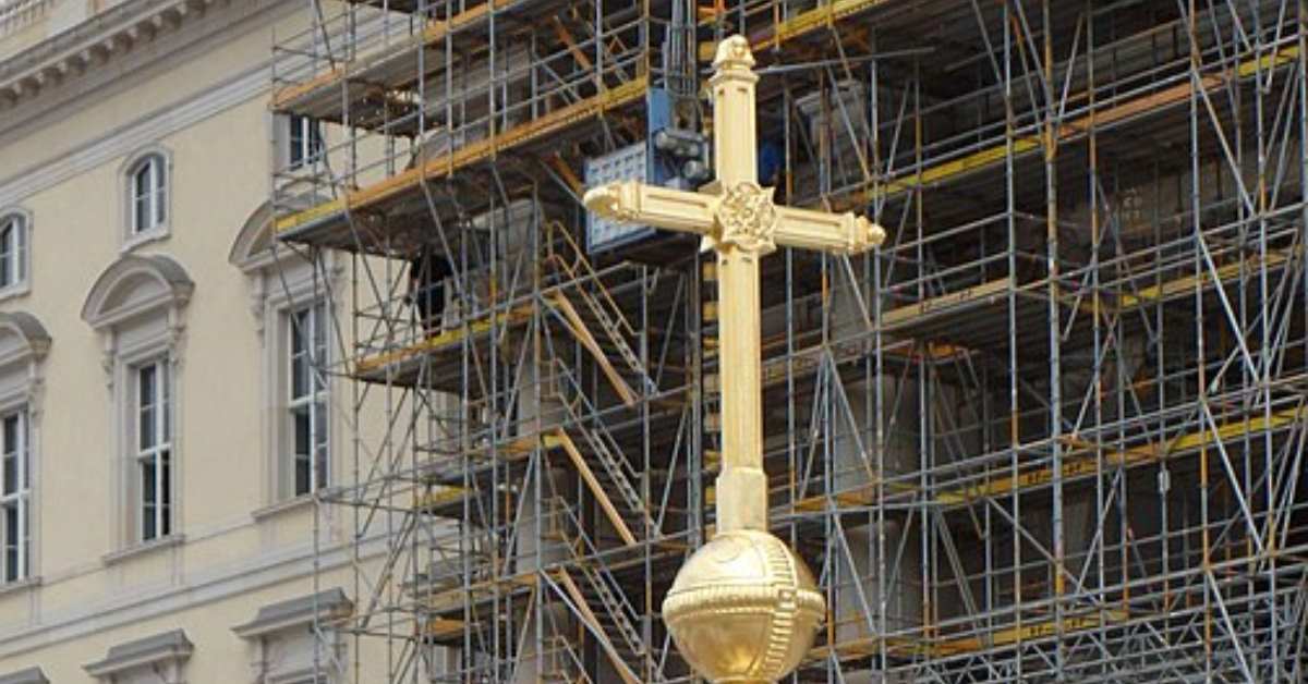 Mainstream schreit auf: Kuppelkrone mit Kreuz wieder auf dem Stadtschloss