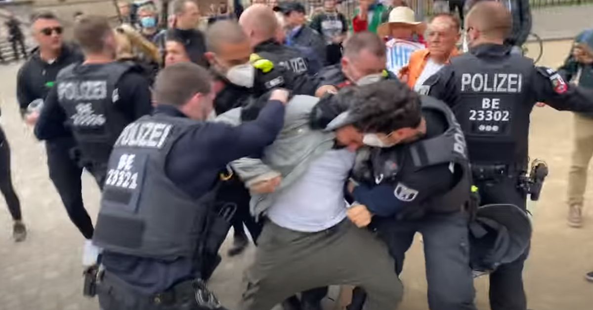 Brutaler Polizeieinsatz: Attila Hildmann auf Corona-Demo in Berlin verhaftet!