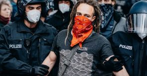 Sellners Revolution _ Alle an einem Strang!