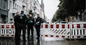 Wegen Straftaten: Polizei stürmt Antifa-Zentrum in Berlin-Friedrichshain!