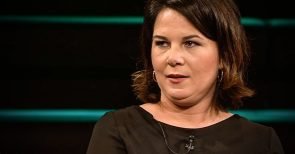 Enthemmter Verbotswahn: Baerbock (Grüne) lässt erneut die Maske fallen