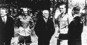 Arbeitermacht mit Kaiserfahnen: Die schwarz-weiß-rote DDR
