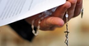 Täter im Ornat: Missbrauch in der katholischen Kirche