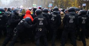 Demo in Berlin: Corona-Diktatur zeigt ihr hässlichstes Gesicht – COMPACT-TV sorgt für Aufklärung
