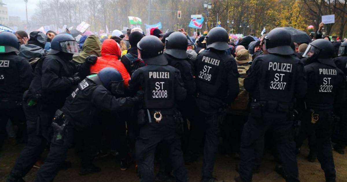 Demo in Berlin: Corona-Diktatur zeigt ihr hässlichstes Gesicht – COMPACT-TV sorgt für Aufklärung