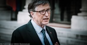 Rockefeller, Bill Gates und Davos: Wie die Eliten an einem weltweiten Impfpass arbeiten
