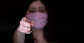 Grundversorgt in Iso-Haft: Die Forderungen der ZeroCovid-Initiative