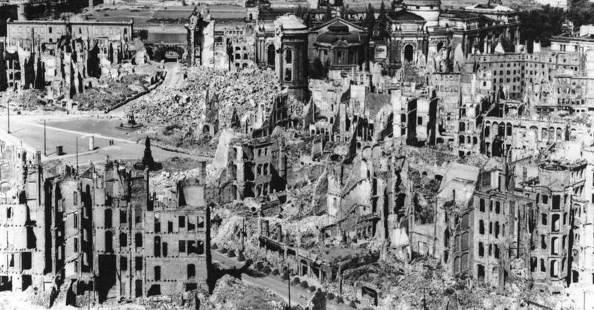 Dresden-1945-Bombardierung-Zerstoertes-Stadtzentrum.jpg