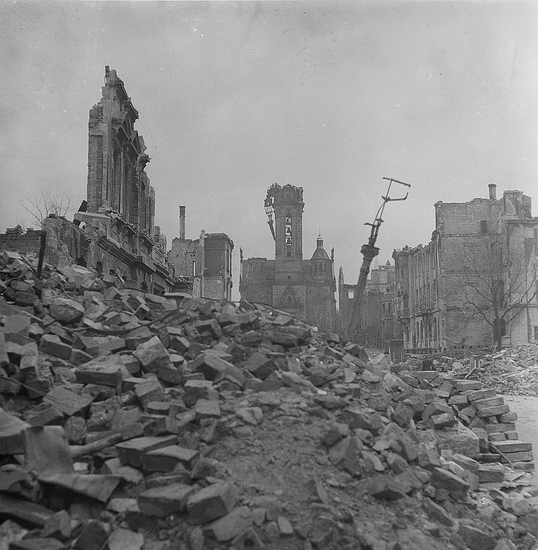 Dresden-1945-Truemmer-Bombardierung.jpg