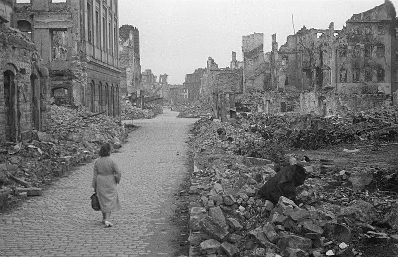 Dresden-1945-Truemmerstrasse-Bombardierung.jpg