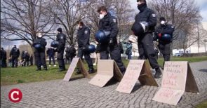 Polizeigewalt gegen Demonstranten vor dem Kanzleramt (Video)
