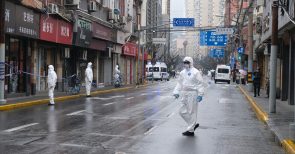 Der Wuhan-Moment: Wie die Lockdowns in die Welt kamen