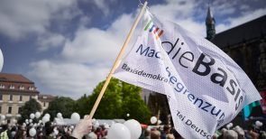 Antifa-Attacke gegen Wahlhelfer von Die Basis: Kopf auf Tram-Schienen gedrückt