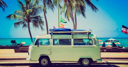 Staatsfeind auf Reisen: Ein Mann zeigt der Polit-Mafia den Mittelfinger Ob in der Karibik, an der Copacabana oder im Himalaya: Perpetual Traveler fühlen sich überall wohl – Hauptsache, die Merkel-Republik ist weit weg. Foto: Pixabay