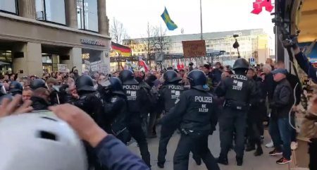 Corona-Demo in Leipzig: Polizei geht gegen Querdenker vor