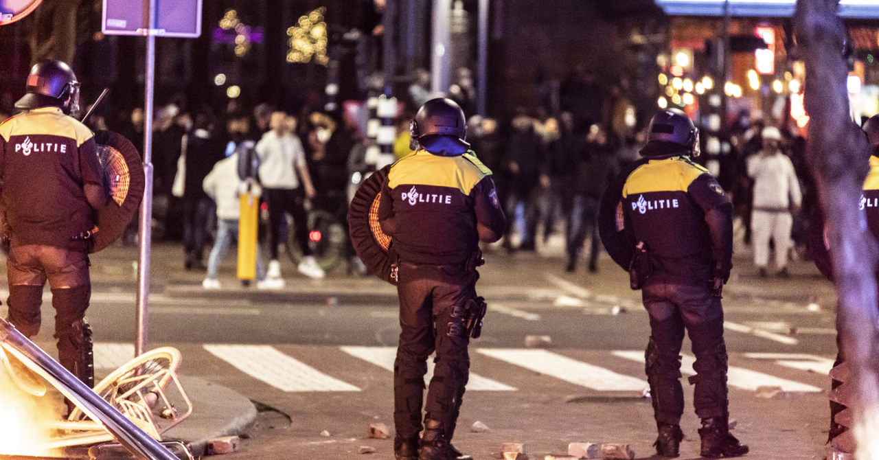 Corona-Diktatur: Polizei schießt auf Demonstranten in Rotterdam