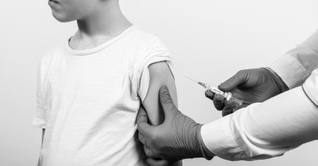 Pocken, Diphterie, Corona: Wie verhältnismäßig ist die aktuelle Impfkampagne?