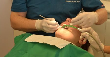 Sachsens Zahnärzte: Bei Impfpflicht werden zahlreiche Praxen schließen Zahnarzt