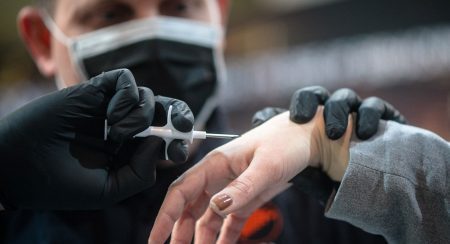 Von der Spritze zum Chip: Die Pläne der Transhumanisten