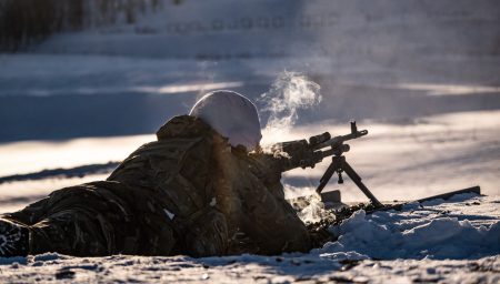 „Zerstörung der gesamten Volkswirtschaft“: BASF-Chef warnt vor Stopp von russischem Öl/Gas | Ticker Soldat der Royal Marines in Norwegen