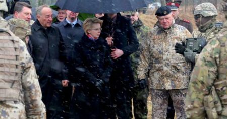 Stolperdraht und Würgeschlinge – NATO-Kampftruppen an russischer Grenze