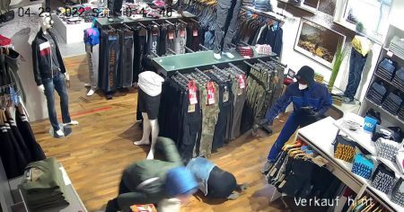 Antifa-Terror im Osten: Thor-Steinar-Mitarbeiterin schwer verletzt