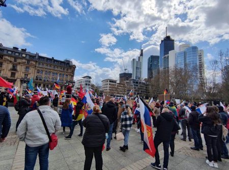 Über 2.000 demonstrieren in Frankfurt gegen den Rassismus gegenüber Russischstämmigen | Ticker
