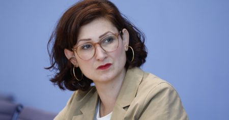 Deutschen-Hasserin „bereichert“ Bundesregierung