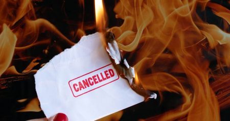 Cancel-Culture: Verlag warnt vor eigenen Produkten