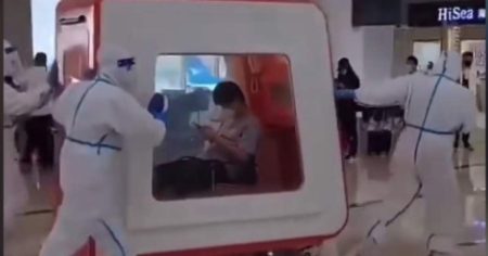 China: Infizierte werden in Glas-Käfigen transportiert