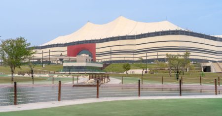Das einem Nomadenzelt nachempfundene al-Bayt-Stadion in der katarischen Stadt al-Chaur, in dem heute das Eröffnungsspiel zur Fußball-Weltmeisterschaft ausgetragen wird. Foto: SLSK Photography I Shutterstock.com.
