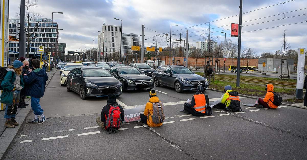 Der_Aufstand_der_Letzten_Generation_blockiert_Strasse_am_Hauptbahnhof_51848563018-1.jpg