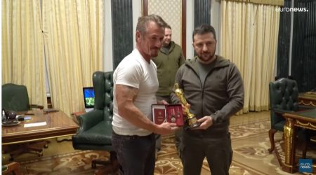 Peinlich: Sean Penns Soli-Oscar für Selenski Der US-Schauspieler Sean Penn überreicht dem ukrainischen Präsidenten Wolodymir Selenski seine Oscar-Trophäe. Foto: Screenshot des Youtube-Kanals von Euronews.