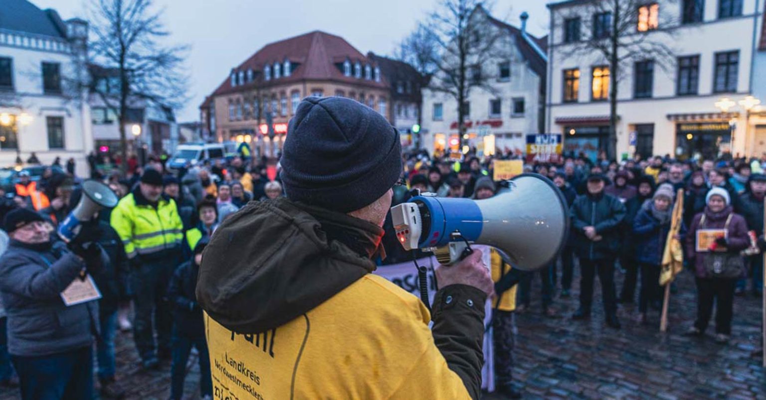 Widerstand: Demo gegen eine Asylunterkunft in Mecklenburg-Vorpommern im März 2023. Foto: Paul Klemm / COMPACT