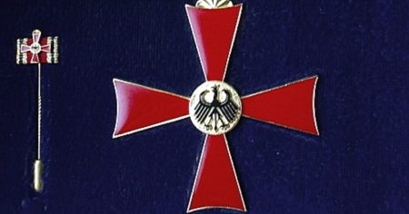 Heldenehrung: Steinmeier verleiht Verdienstkreuze