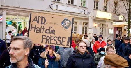 Irre: Anti-Rechts-Demo verbietet Schwarz-Rot-Gold