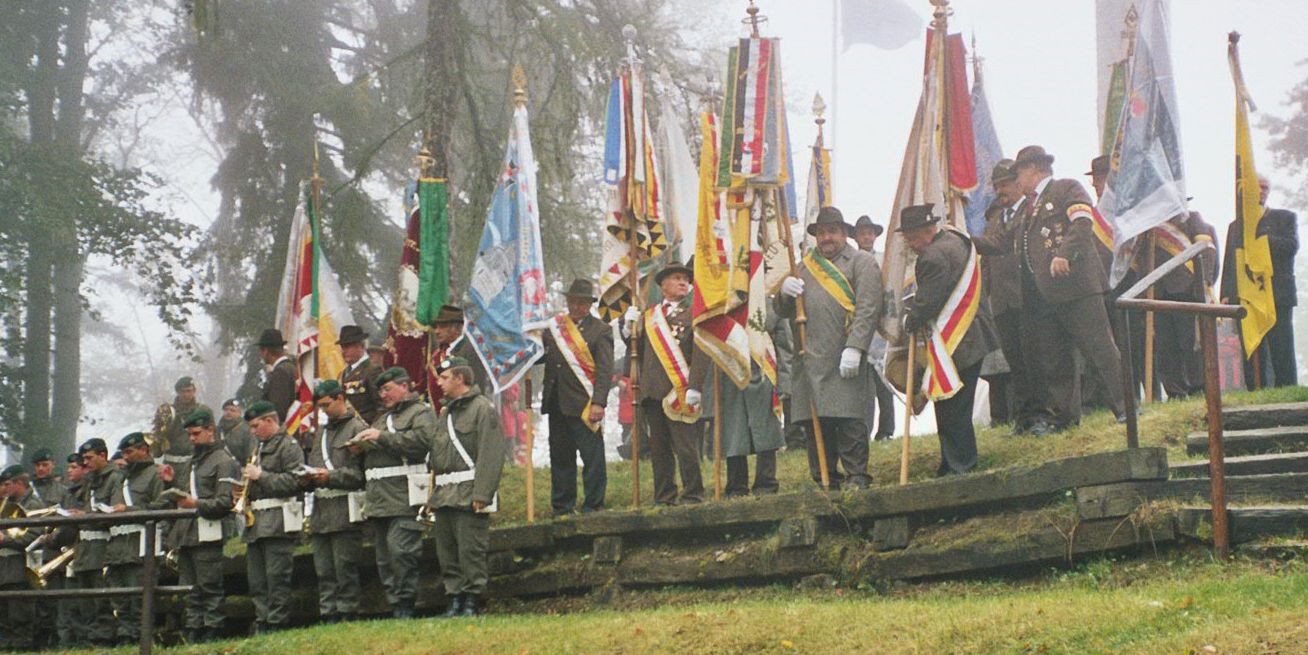 Zu Ehren unserer gefallenen Soldaten: Traditions- und Veteranenverbände sowie Musiker des österreichischen Bundesheeres beim Ulrichsbergtreffen 2006. Foto: Josef Kriegl, CC0, Wikimedia Commons