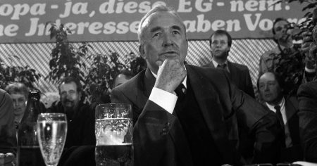 In der Schönhuber-Falle Populist und Patriot: Franz Schönhuber bei einem Parteitag der Republikaner im Kanuar 1989. Foto: IMAGO / teutopress